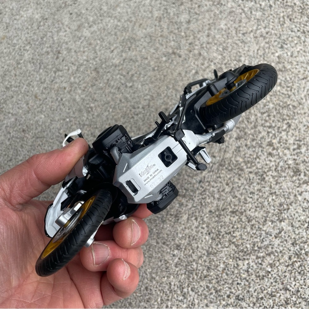 2019 BMW R1250 GS Diecast Motorcycle Model 1:12 Maisto - Picture 11 of 16